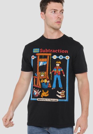 Junger Mann in schwarzem Hemd zeigt eine Cartoon-Gillette, Kinderspielzeugpuppen und den Text "Lerne über Subtraktion" und "Mathematik für Anfänger" auf der Vorderseite.