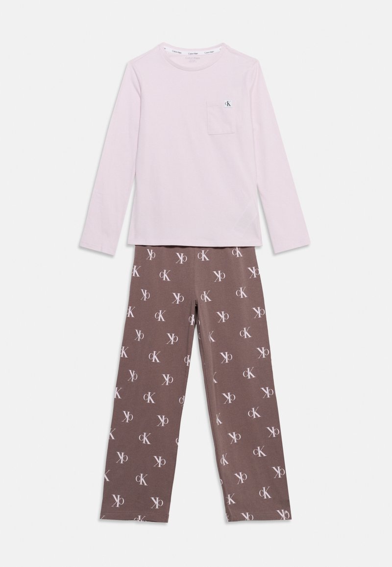 Haut rose pâle à manches longues avec poche poitrine et pantalon marron avec motif répété du logo blanc "cK", posé à plat sur fond blanc.