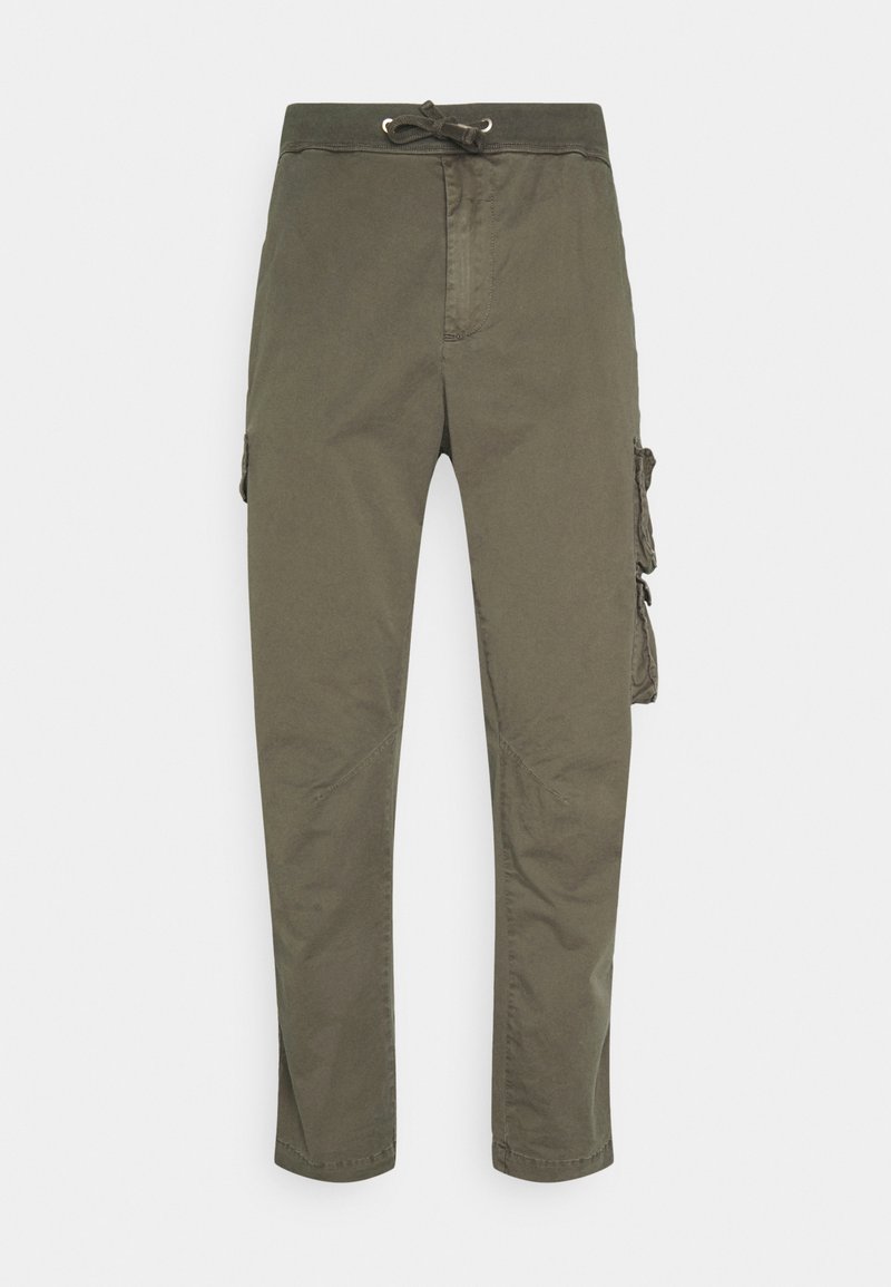 Pantalon cargo vert olive, en tissu léger, avec une taille élastique et un cordon de serrage, et plusieurs poches latérales.