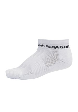 Tre par hvide ankelstrømper med sort tekst på kanten og netventilationspaneler på siderne.