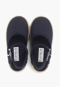Scarpe Mary Jane in tela blu navy con una fascetta elastica e suola in gomma beige. Presentano un'etichetta con logo e una finitura liscia e testurizzata.