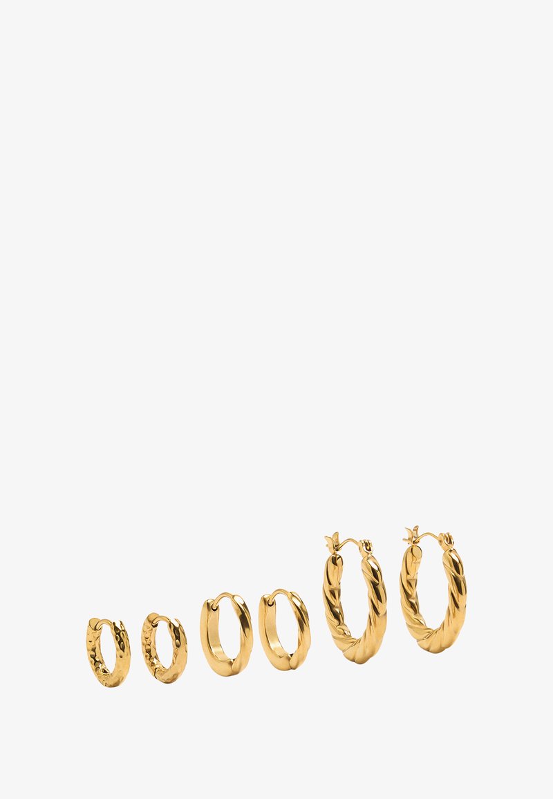Zestaw pięciu złotych kolczyków w kształcie kółek o różnych rozmiarach; z gładkimi, skręconymi i teksturowanymi wzorami, dostosowanymi do różnych stylów.