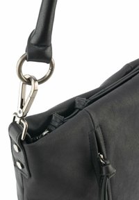 Borsa a mano in pelle nera con una texture liscia. Caratterizzata da una clip in metallo argentato, chiusura con zip e un dettaglio a nappina sul lato.