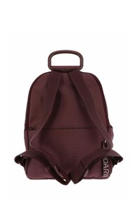 Sac à dos texturé rouge foncé avec des bretelles réglables et une poignée ronde, montré de dos sur un fond blanc.