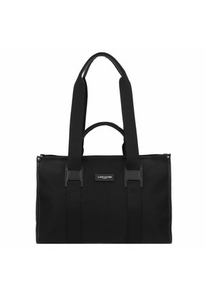 Sac fourre-tout en nylon noir avec des poignées en tissu doubles, forme rectangulaire, fermeture zippée et accents en cuir. Présente un patch logo à l'avant.