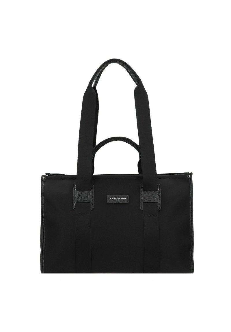 Sac fourre-tout en nylon noir avec des poignées en tissu doubles, forme rectangulaire, fermeture zippée et accents en cuir. Présente un patch logo à l'avant.