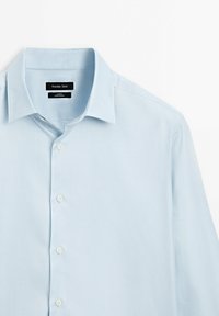 Lichtblauw, langesleeve shirt met een gestructureerde kraag, knopenfront en zachte textuur. Label zegt "Massimo Dutti," maat S.