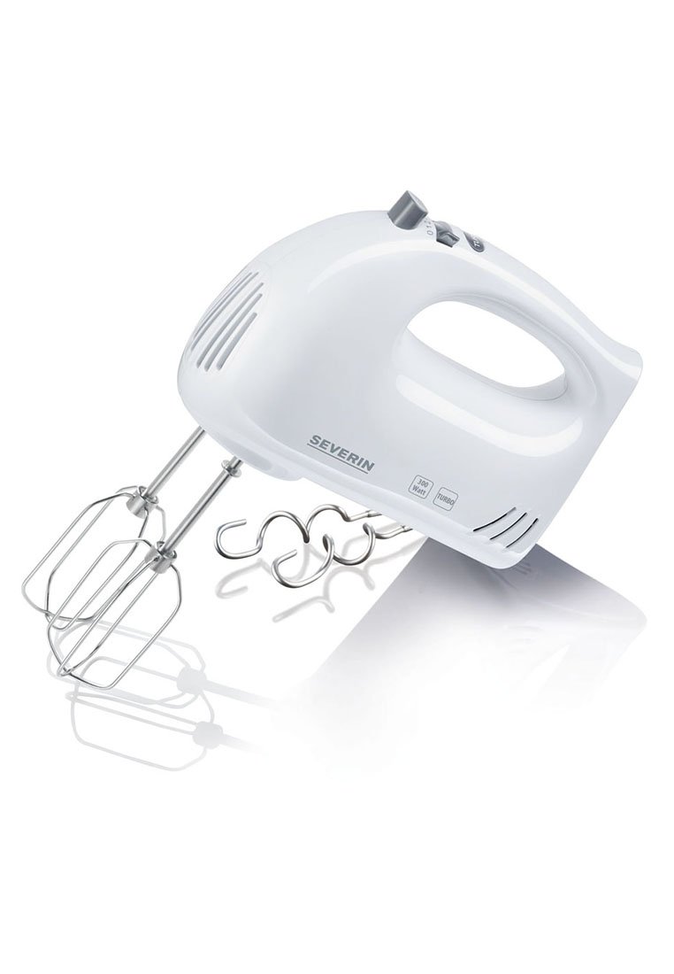 Witte handmatige elektrische mixer met een gebogen ergonomisch lichaam, metalen kloppers en een schakelaar voor snelheidsaanpassing. Metalen accenten op de kloppers.