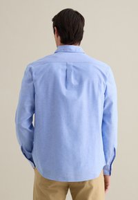 Himmelblaues, langärmliges Hemd aus Baumwollmischung. Verfügt über eine Rückenpasse und einen abgerundeten Saum. Gestickte Manschetten und ein klassisches Kragen-Design.