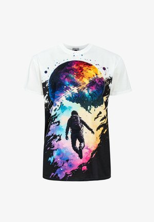 Camiseta gráfica con una colorida escena espacial que presenta la silueta de un astronauta negro, sobre un fondo blanco y salpicaduras vibrantes de color.