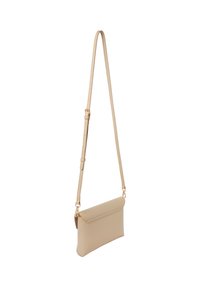 Borsa a tracolla in pelle beige con una texture liscia, forma rettangolare, tracolla regolabile e dettagli in metallo dorato.