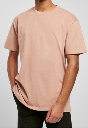 Lyserød kortærmet t-shirt lavet af blød bomuld. Har en afslappet pasform med rund halsudskæring og minimale syningsdetaljer.