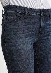 Abercrombie & Fitch Vaqueros bootcut - dark-blue denim