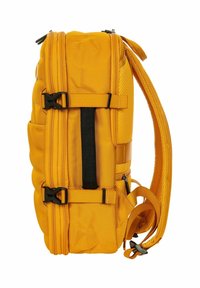 Zaino giallo realizzato in tessuto resistente, dotato di spallacci imbottiti, numerosi scomparti con cerniera, dettagli in rete e accessori neri.