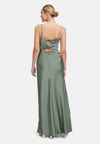 Satin grünes Maxikleid mit tailliertem Oberteil, dünnen Trägern und einem detaillierten Rücken mit überkreuzten Trägern und einem offenen Ausschnitt.