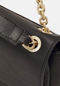Calvin Klein RE LOCK  CROSSBODY - Taška cez plece - black