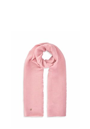 Różowy prążkowany dzianinowy szalik złożony i owinięty, ukazujący miękką fakturę z małym ozdobnym metalowym logo blisko krawędzi.