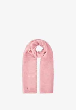 Różowy prążkowany dzianinowy szalik złożony i owinięty, ukazujący miękką fakturę z małym ozdobnym metalowym logo blisko krawędzi.