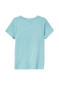 lichtblauw T-shirt met korte mouwen, met een geribbelde textuur, ronde halslijn en een eenvoudig ontwerp. De achterkant is effen zonder extra kenmerken.