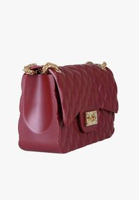 Borsa bordeaux trapuntata con dettagli in oro, dotata di chiusura a patta, tracolla a catena e base dalla texture liscia.