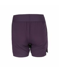 Paarse sportshorts met een brede elastische tailleband, voorzien van zijopeningen voor bewegingsvrijheid en een gladde, vochtafvoerende stof.
