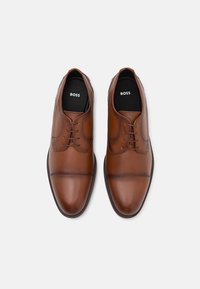 BOSS TAYIL - Alkalmi fűzős cipők - medium brown