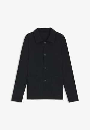 Veste noire avec col à revers, boutons sur le devant et deux poches devant. Texture lisse avec manches longues et coupe décontractée.