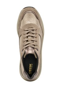 Sneaker beige con tomaia testurizzata, chiusura con lacci, accenti metallici e soletta nera con "GEOX RESPIRA" in lettere dorate.