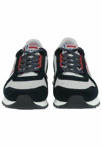 Scarpe da ginnastica nere e grigie caratterizzate da materiali in rete e in suede, design con lacci, suole testurizzate e dettagli rossi con un'emblema a banda.