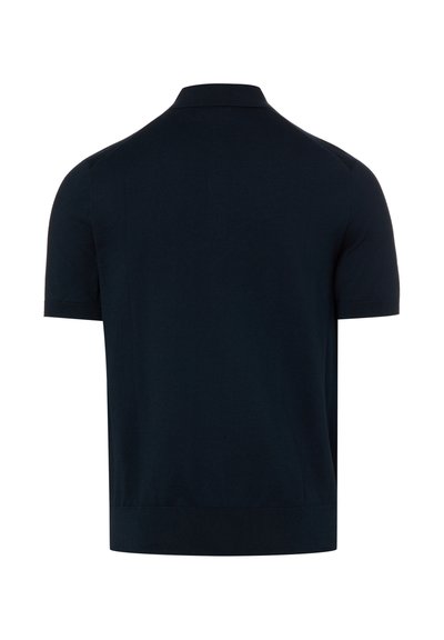 Vue arrière d'un polo noir uni à manches courtes avec un col et un ourlet côtelés sur fond blanc.