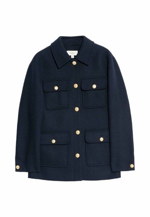 Marineblauwe wolmix jas met een klassieke kraag, gouden knoopsluitingen en vier voorzakken met kleppen. Gladde textuur met een gestructureerde pasvorm.