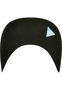 Cappellino da baseball curvo nero con visiera e superficie textured. Presenta un'etichetta triangolare olografica sul lato destro.