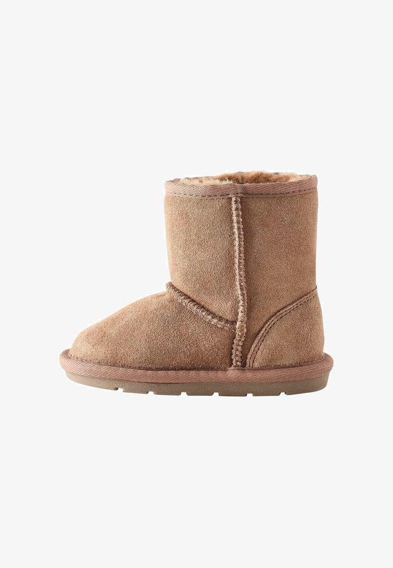 Beige Wildleder-Ankle-Boot mit weichem Futter, runder Zehenform, gesteppten Akzenten und Gummisohle. Die Höhe reicht knapp über den Knöchel.