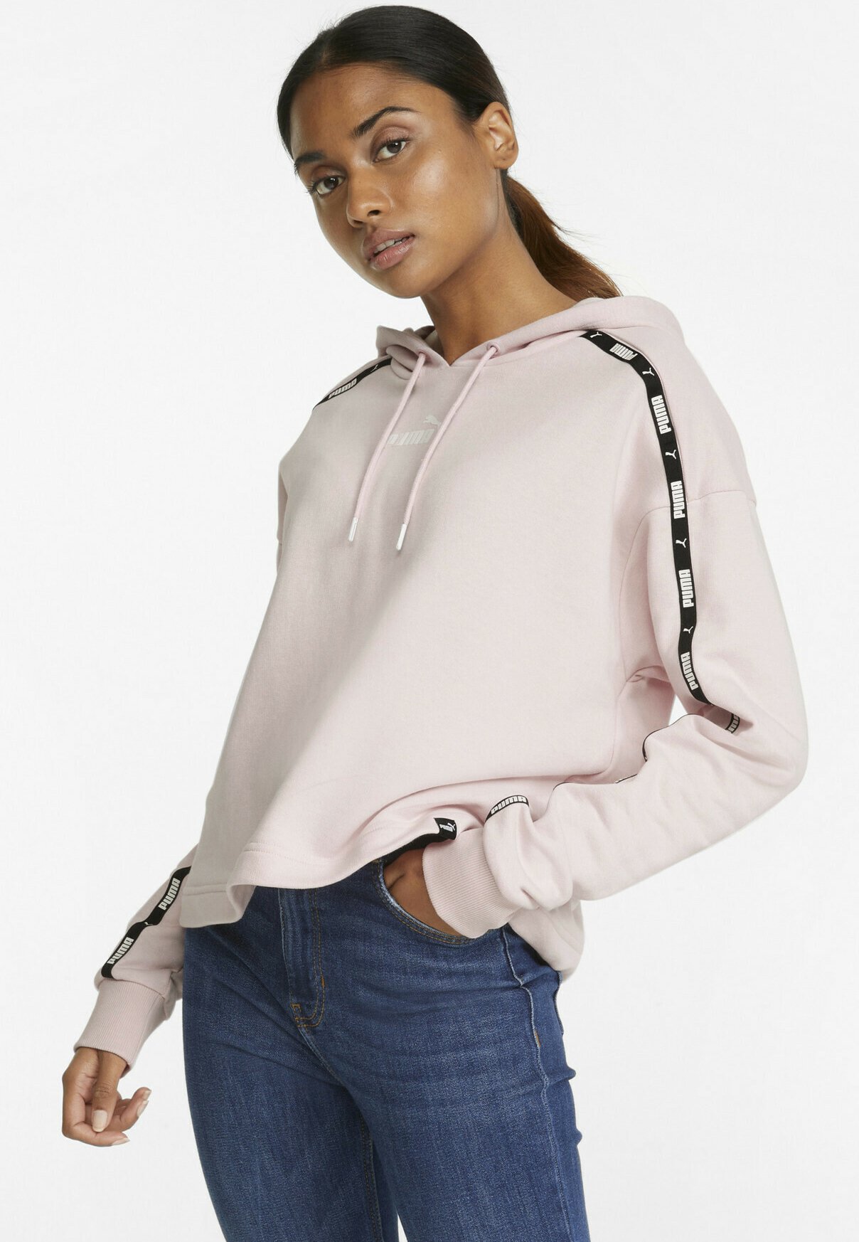 PUMA - SUETER MANGA CORTA ESS+ METALLIC LOGO TEE PARA MUJER - GoMarcas  Panamá