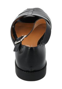 Schwarzer Lederschuh mit einem geflochtenen Design am Obermaterial, offener Rückseite und einem silbernen Schnallenriegel. Glatte Textur und runde Form.