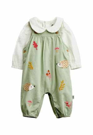 Babygrøn fløjlsdragt med broderede pindsvin, svampe og planter, kombineret med en hvid langærmet skjorte med Peter Pan-krave.