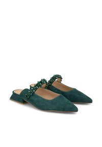 Mule in suede teal con punta appuntita e tacco a blocco basso, con un'ornamentazione di cristalli verdi lungo l'arco.