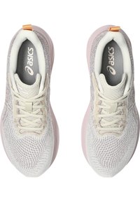 Les chaussures de course ASICS présentent un dessus en mesh gris clair avec des accents texturés, des lacets beiges, une semelle rembourrée et une base en caoutchouc rose.