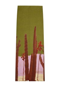 Spódnica dzianinowa w kolorze oliwkowym z wysokimi kaktusami i czerwonymi liśćmi w wzorze. Gładka tekstura i średnia długość.