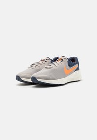 Nike Performance REVOLUTION 7 - Chaussures de running sur route - lîght iron ore/total orange/thunder blue/sail