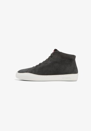 Grijze suède hoge sneakers met een witte rubberen zool, voorzien van een klassiek vetersluiting ontwerp en minimale branding aan de zijkant.