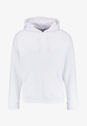 Fehér kapucnis felső, puha anyagból készült, húzózsinóros kapucnival, kenguruzsebbel és bordázott mandzsettákkal és aljjal. Egyszerű, laza dizájn.