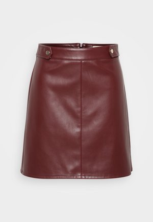 Bordeaux nep-leer minirok met een gestructureerde tailleband, een ritssluiting aan de voorkant en metalen drukknoopaccenten, met een gladde, glanzende textuur.