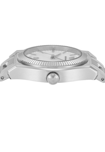 Zilveren roestvrijstalen horloge met een gestructureerde bezel, witte wijzerplaat en slank octagonaal kast. Beschikt over een opvallende kroon met logo-detail.