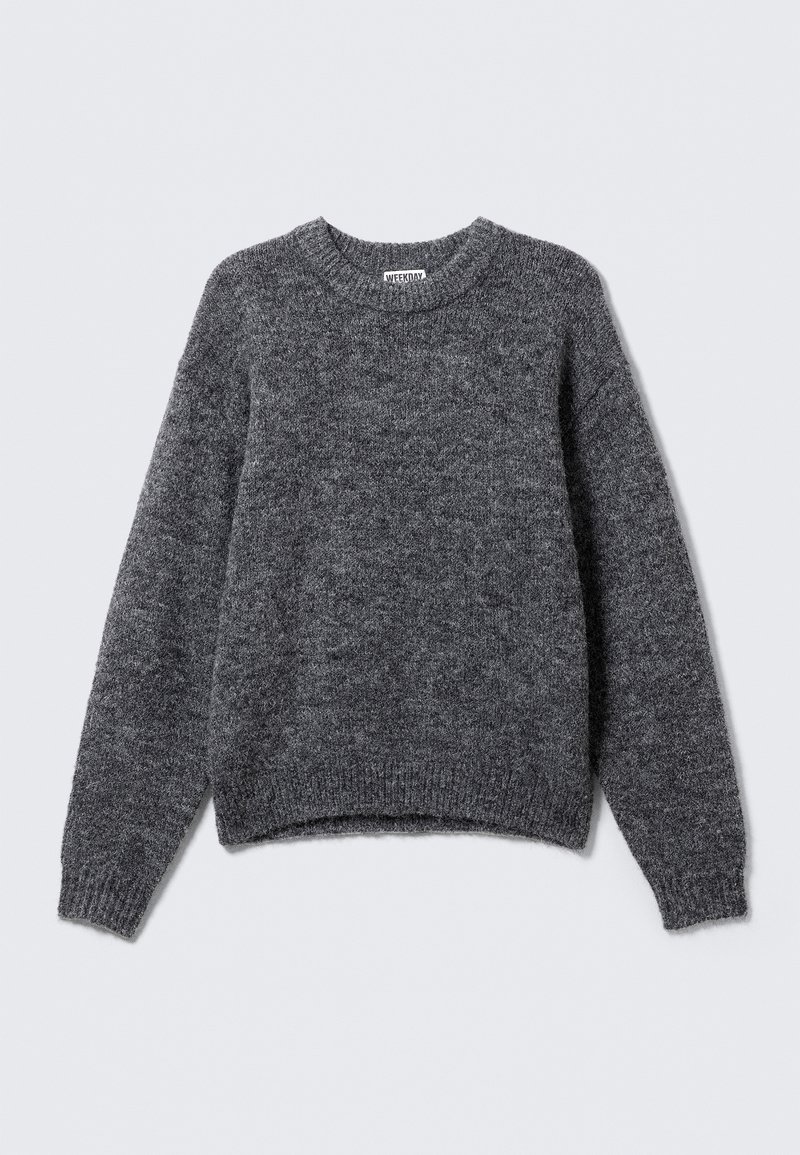 Pull en tricot gris avec un col ras du cou, des manches longues et des poignets et un ourlet côtelés. Texture douce avec un motif chiné subtil sur l'ensemble.