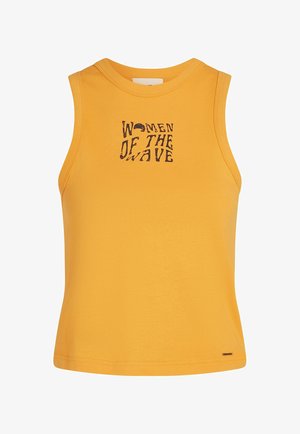 Gul ärmlös topp i mjukt material med rundad halsringning, med en svart grafisk textdesign som står "WOMEN OF THE WAVE."