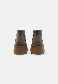 UGG CLASSIC MINI DIPPER - Platform ankle boots - smoke plume