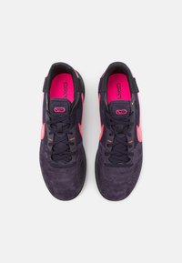 Nike Performance STREETGATO - Sapatilha de treino - cave purple/pink blast/off-noir