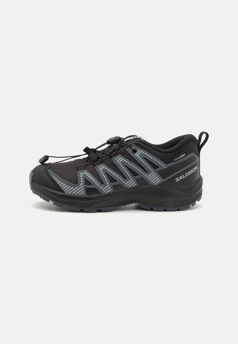 Baskets de sport noires avec un dessus en mesh texturé, accents gris et un système de laçage rapide. Semelle durable conçue pour l'adhérence.
