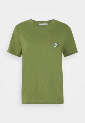 T-shirt verde a maniche corte con collo a giro e piccolo uccellino ricamato in blu e giallo sul lato sinistro del petto.